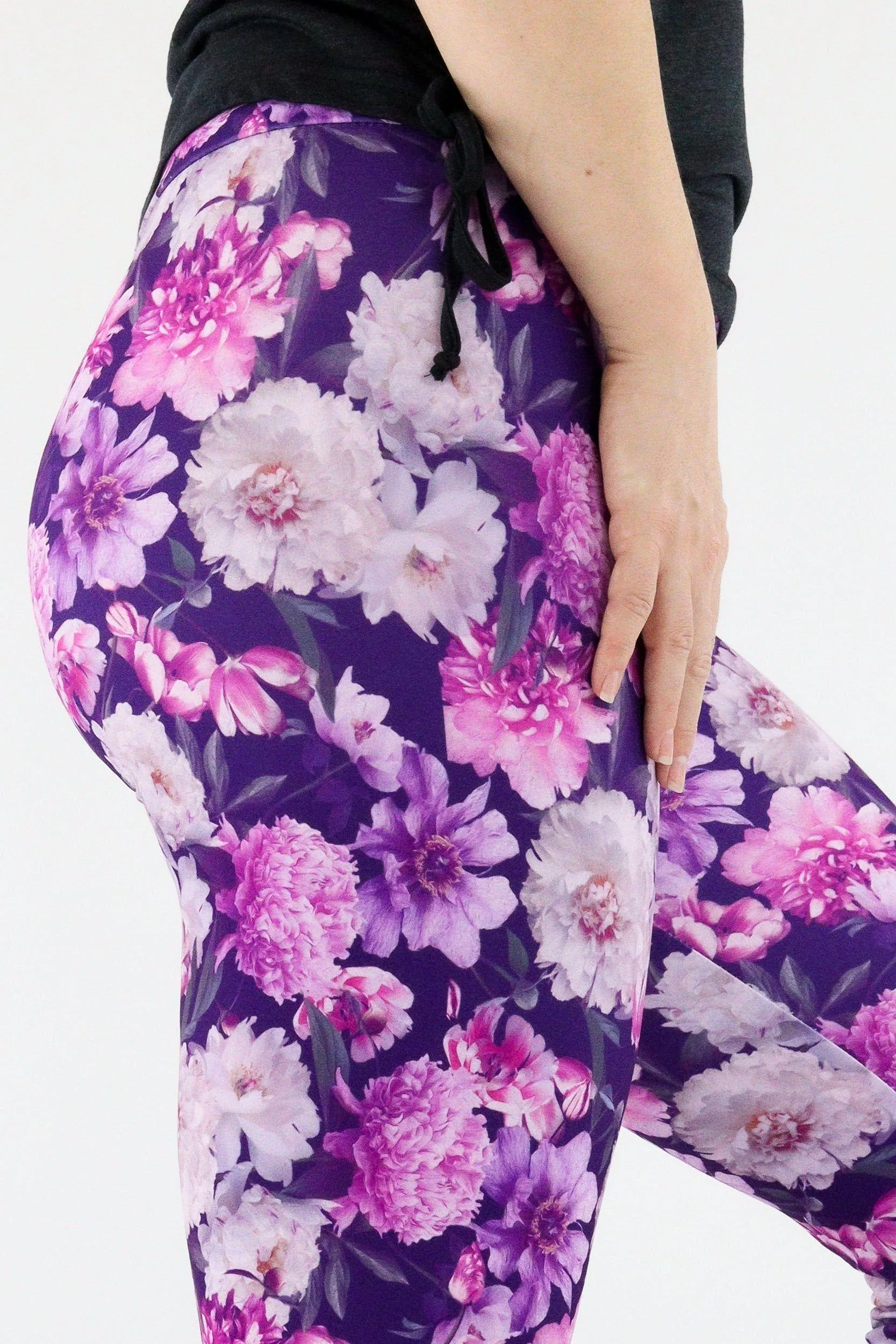 Blooming Art - Casual Capri Leggings