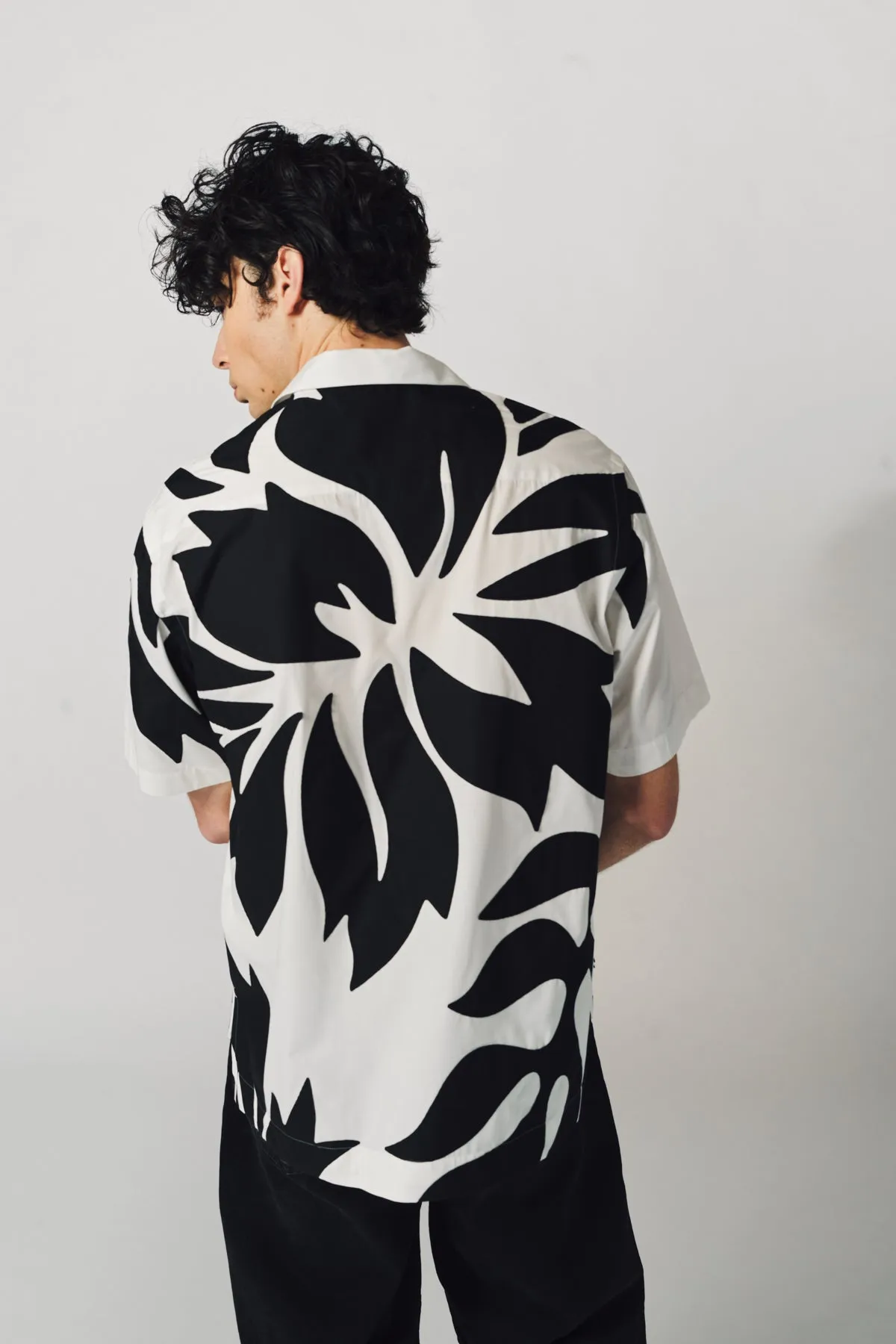 SACAI | FLORAL EMBROIDERED SHORT SLEEVE SHIRT
