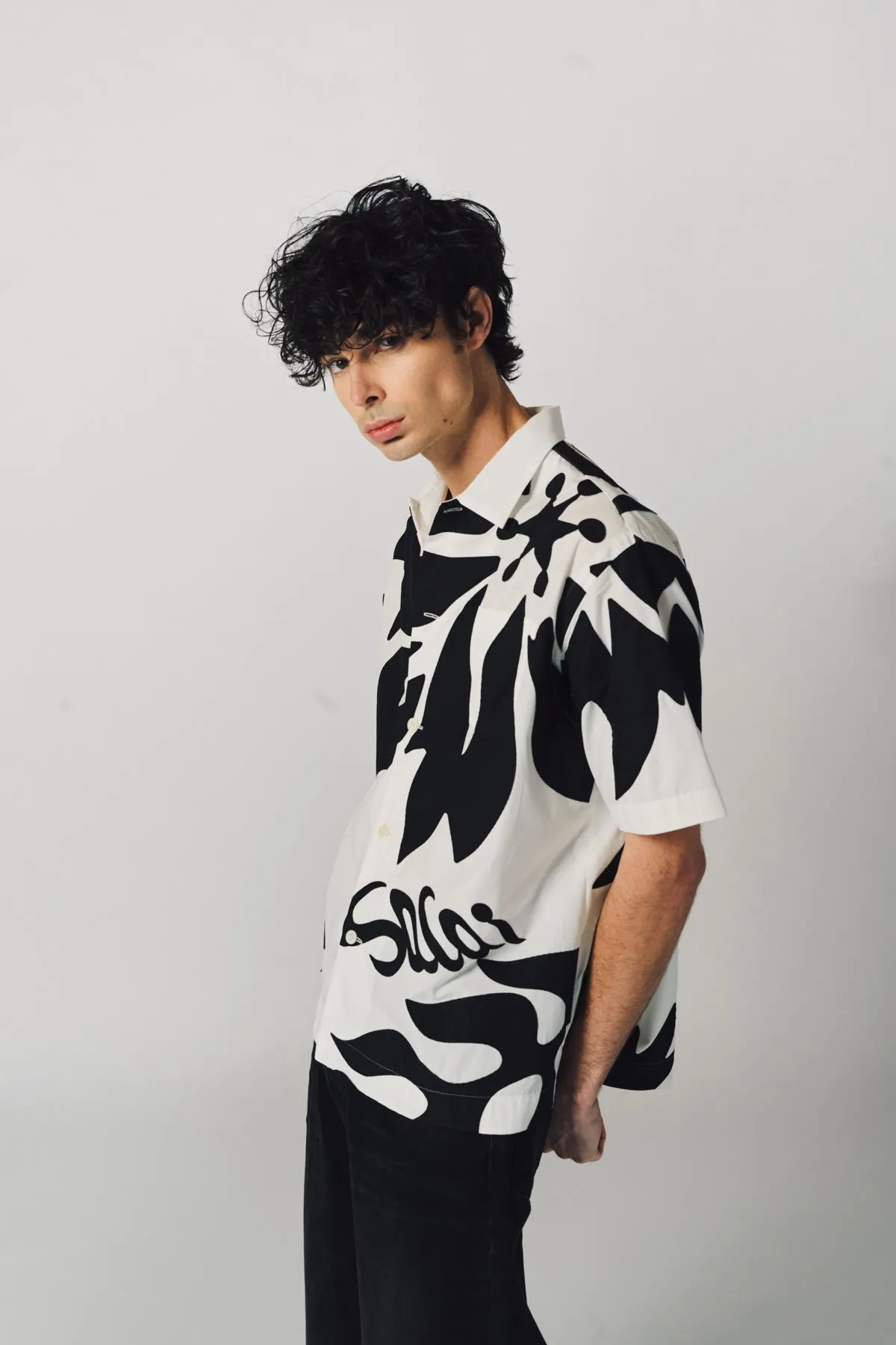 SACAI | FLORAL EMBROIDERED SHORT SLEEVE SHIRT