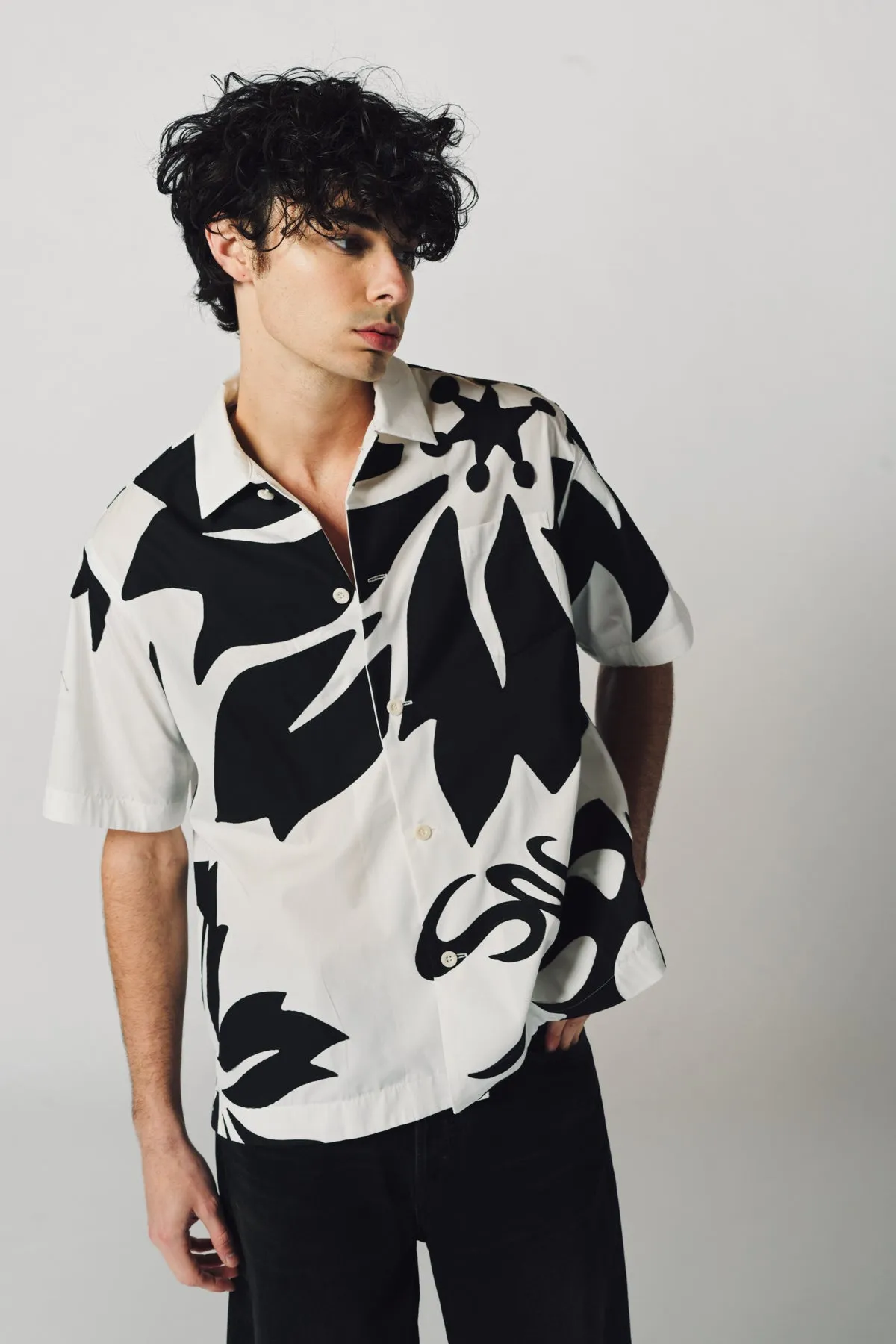 SACAI | FLORAL EMBROIDERED SHORT SLEEVE SHIRT