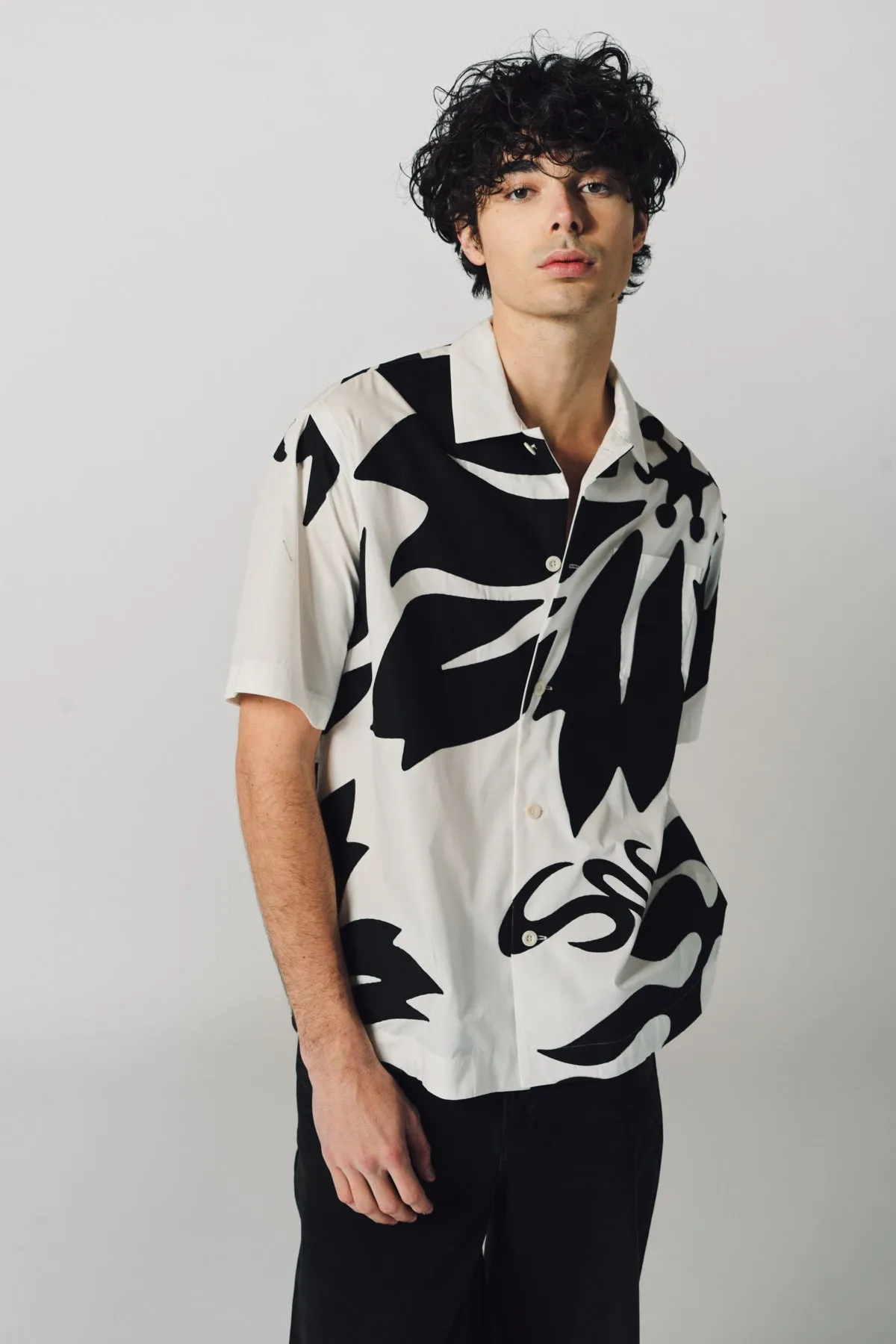 SACAI | FLORAL EMBROIDERED SHORT SLEEVE SHIRT
