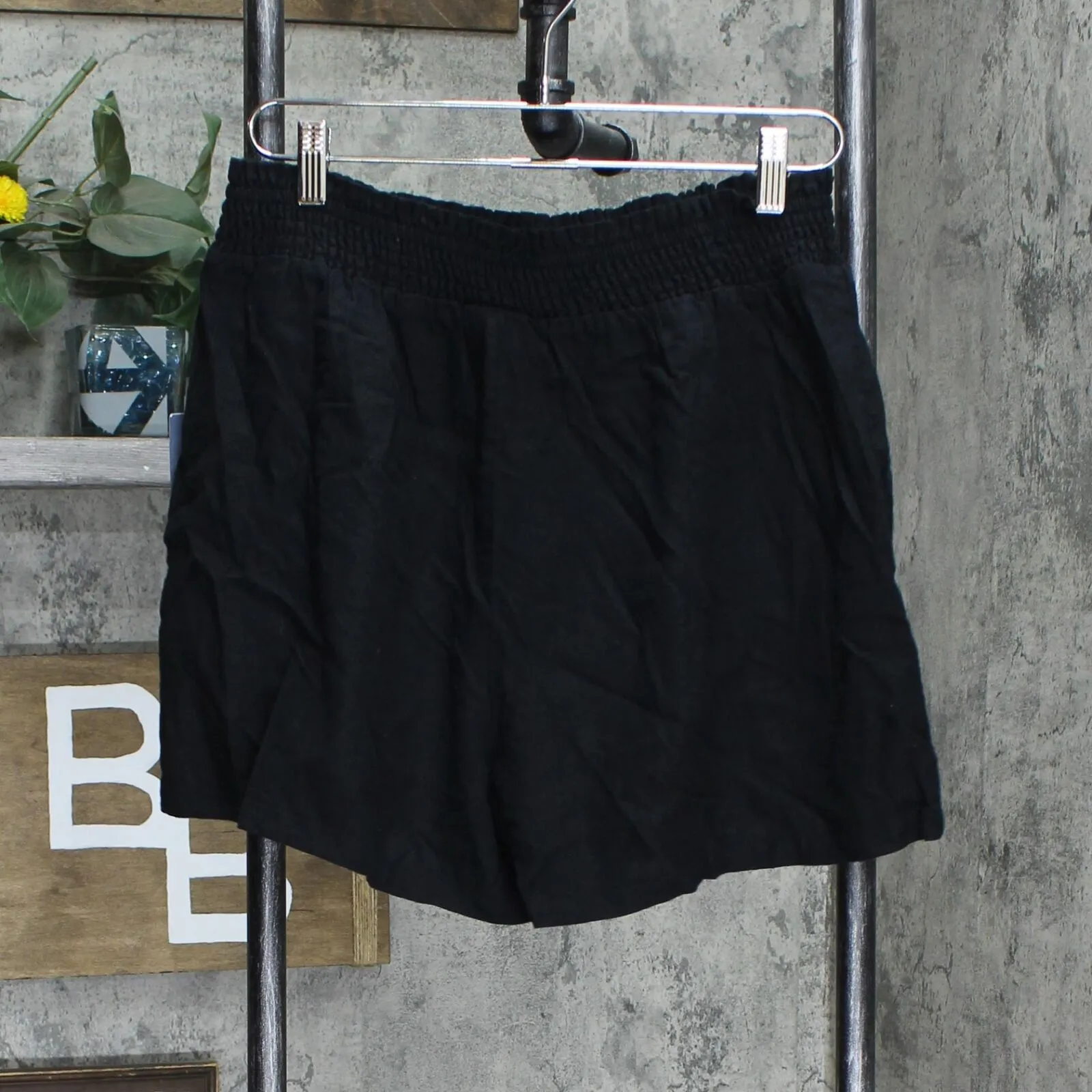 Universal Thread Women's High-Rise Pull-On Shorts 78303739 Black L