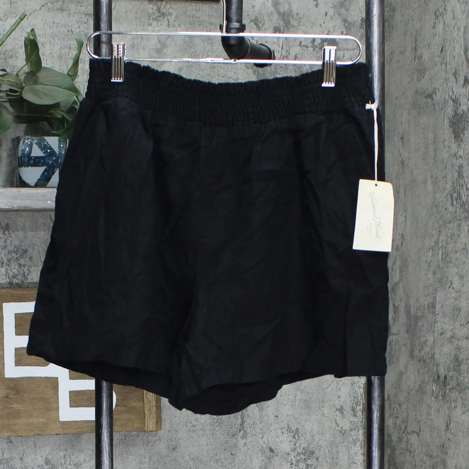 Universal Thread Women's High-Rise Pull-On Shorts 78303739 Black L