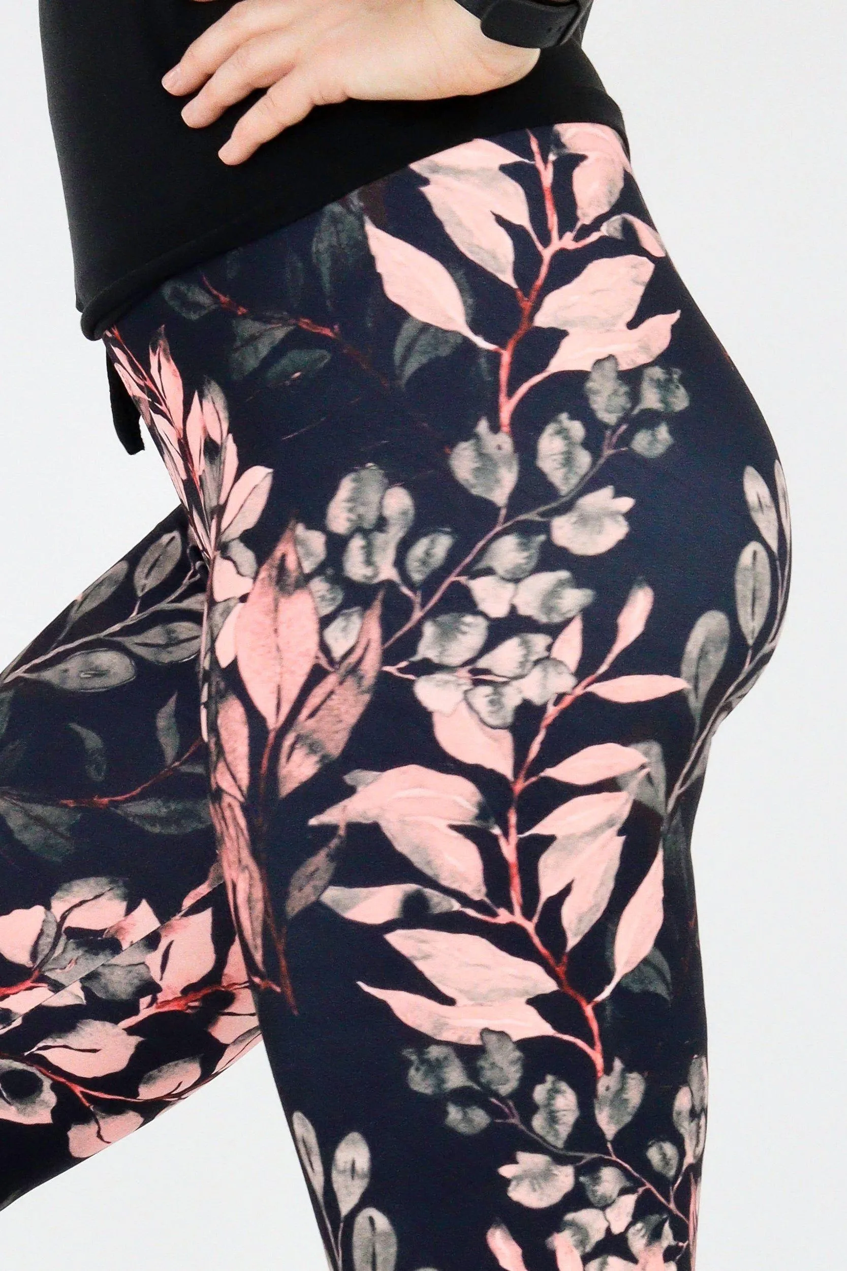 Vintage Watercolour Leaves - Casual Capri Leggings